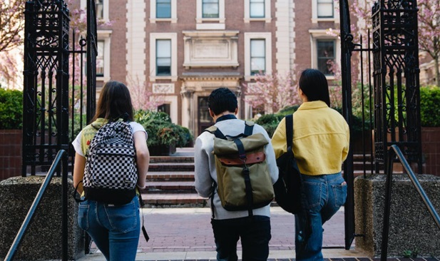 uni students walking to campus